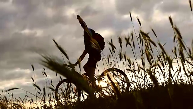 日落时骑山地车的人——慢镜头视频素材