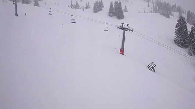 运动:滑雪缆车上升和下降。视频下载