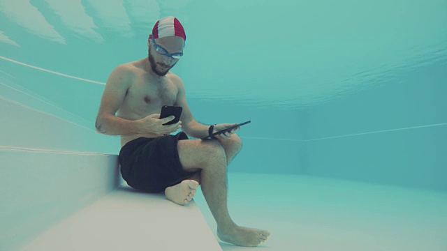 在水下使用手机的人视频素材