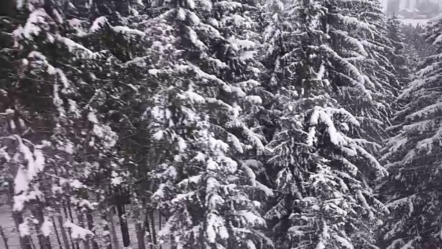 坐缆车上来的时候。雪的风景。奥地利蒂罗尔。视频下载