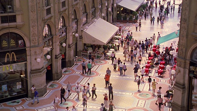 意大利米兰，维托里奥·埃马努埃莱拱顶大教堂广场上的人群视频下载