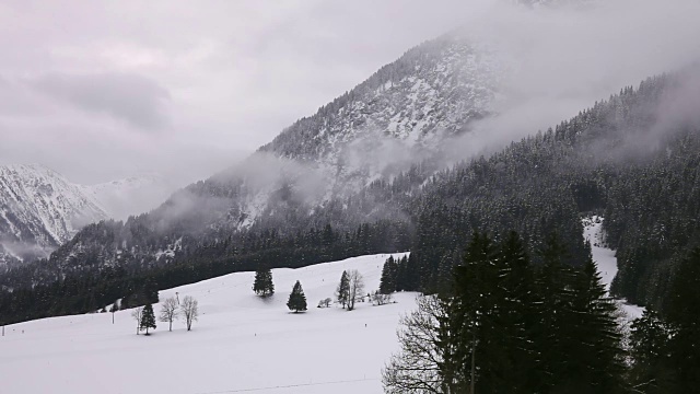 乡村雪山景观。云。在底部:不可辨认的人滑雪和椅子升降机。视频下载
