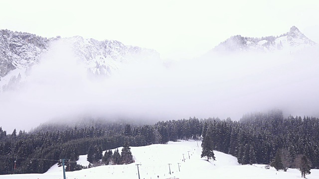 低云环绕着雪山。滑雪缆车。视频下载