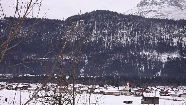 冬天的城市景观Höfen。一些小云彩正在飘过。视频下载