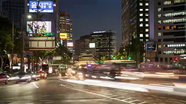 夜景道路上的交通和后面的东大门门视频素材
