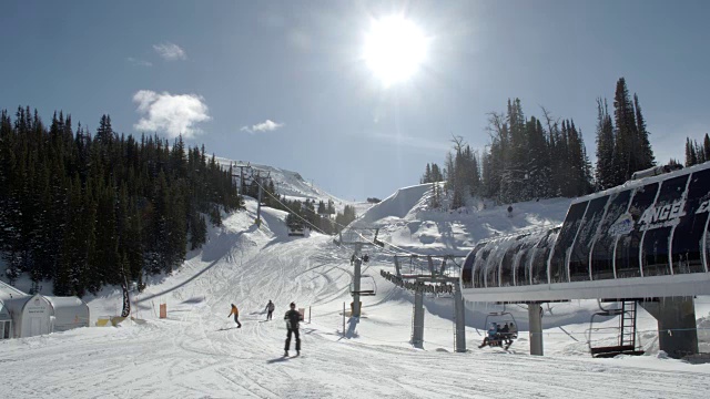 雪山中的滑雪缆车/加拿大班夫视频素材