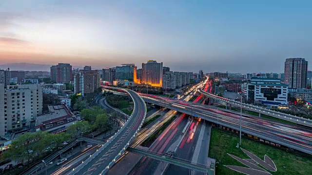时间推移-北京公路从白天到夜晚的过渡鸟瞰图(WS LR Pan)视频素材