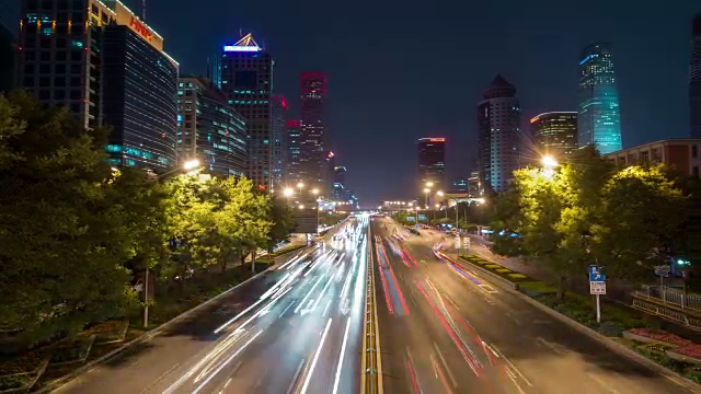 时光流逝——北京夜晚的城市交通(WS LR Pan)视频素材