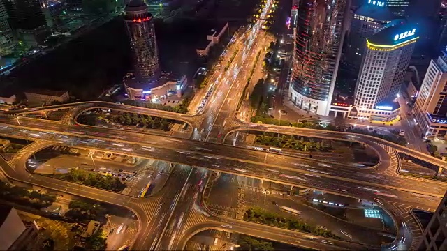 北京路交叉口夜间鸟瞰图(WS LR Pan)视频素材