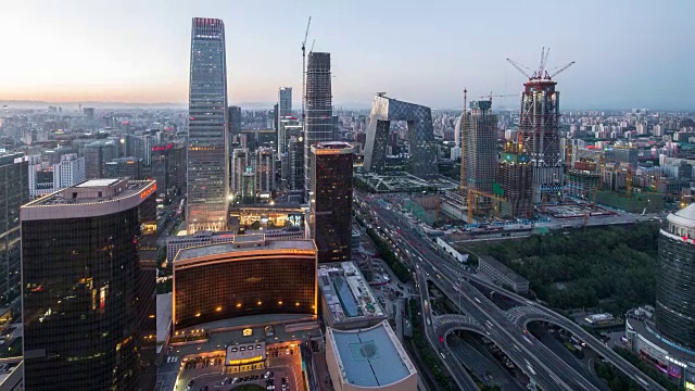 时光流逝——北京天际线的高景，白天到夜晚的过渡(WS平移)视频素材