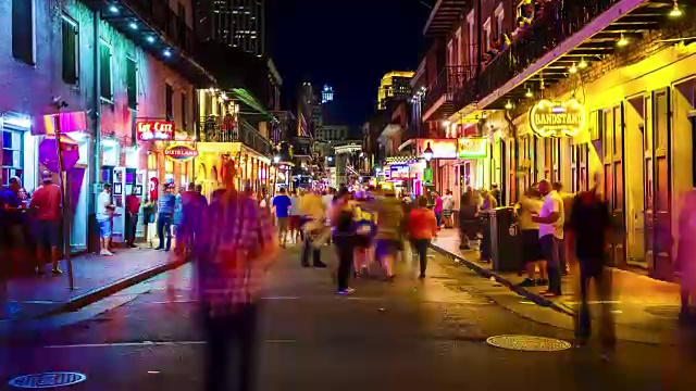 波旁街夜晚在新奥尔良法国区，路易斯安那-时间流逝视频素材