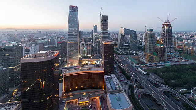 时间流逝-北京天际线鸟瞰图，从白天到夜晚的过渡(WS HA LR Pan)视频素材