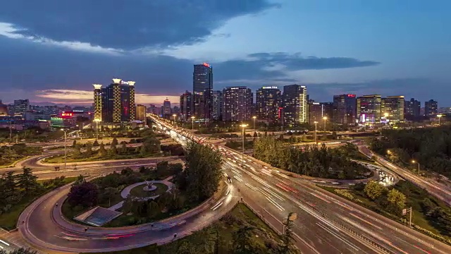 时光流逝——黄昏时分的北京城市交通(WS HA RL Pan)视频素材