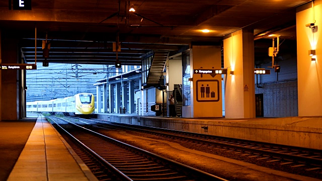 通勤火车从火车站开出视频素材