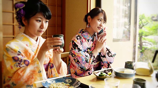 一个年轻的日本女人在外面吃饭视频素材