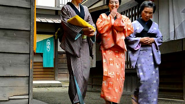 传统的日本妇女穿着浴衣和阳伞视频素材