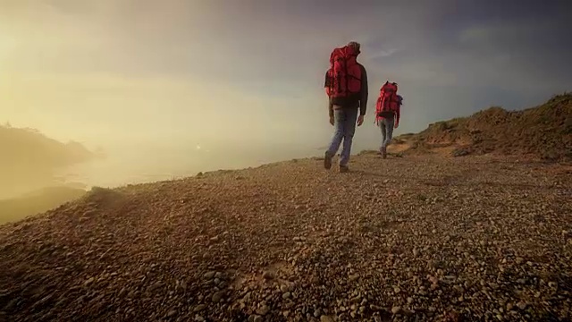 年轻夫妇徒步旅行，俯瞰太平洋，俄勒冈州视频素材