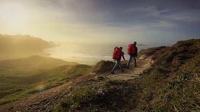 年轻夫妇徒步旅行，俯瞰太平洋，俄勒冈州视频素材