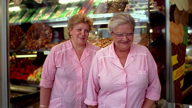 两名妇女站在面包店里大笑/意大利米兰视频素材
