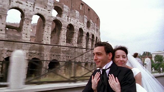 意大利罗马，新娘骑着摩托车经过罗马竞技场时亲吻新郎视频素材