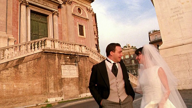 在意大利罗马，新娘和新郎在Trinita dei Monti前接吻视频素材