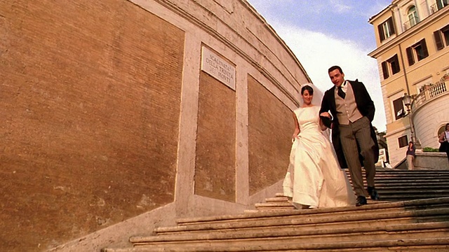 意大利，罗马，Trinitia dei Monti，低角度新娘+新郎亲吻+走下楼梯视频素材