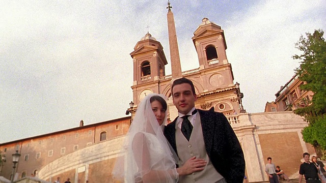 新娘和新郎手挽着手站在Trinitia dei Monti /罗马前视频素材