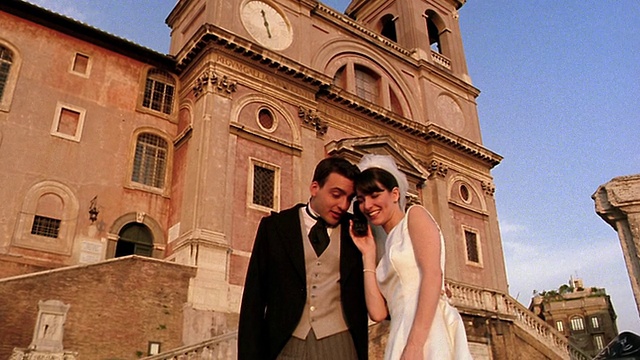 低角度新娘和新郎在意大利罗马Trinita dei Monti前讲手机视频素材