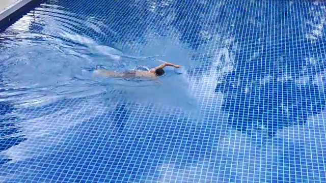 SLO MO Man早上在游泳池游泳视频下载