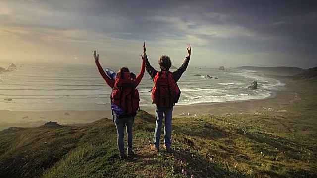 一对年轻夫妇在赞美俄勒冈州俯瞰太平洋的荣耀视频素材