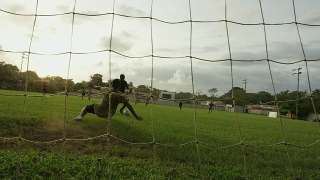 一名足球运动员在哥斯达黎加蓬塔雷纳斯的埃斯特利洛斯射门视频购买