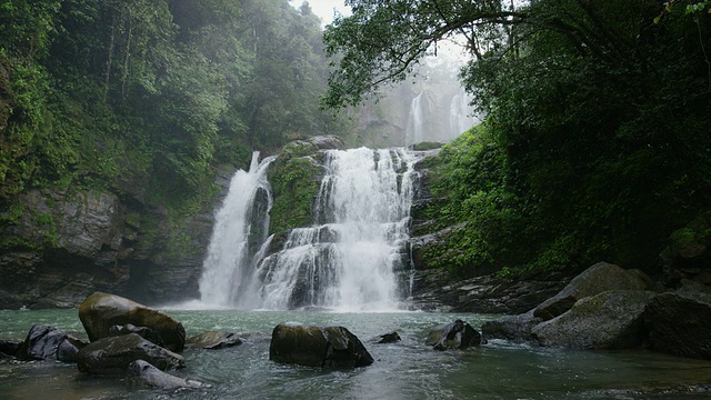 宽慢动作平移拍摄的雨林瀑布/圣胡安娜，哥斯达黎加视频素材