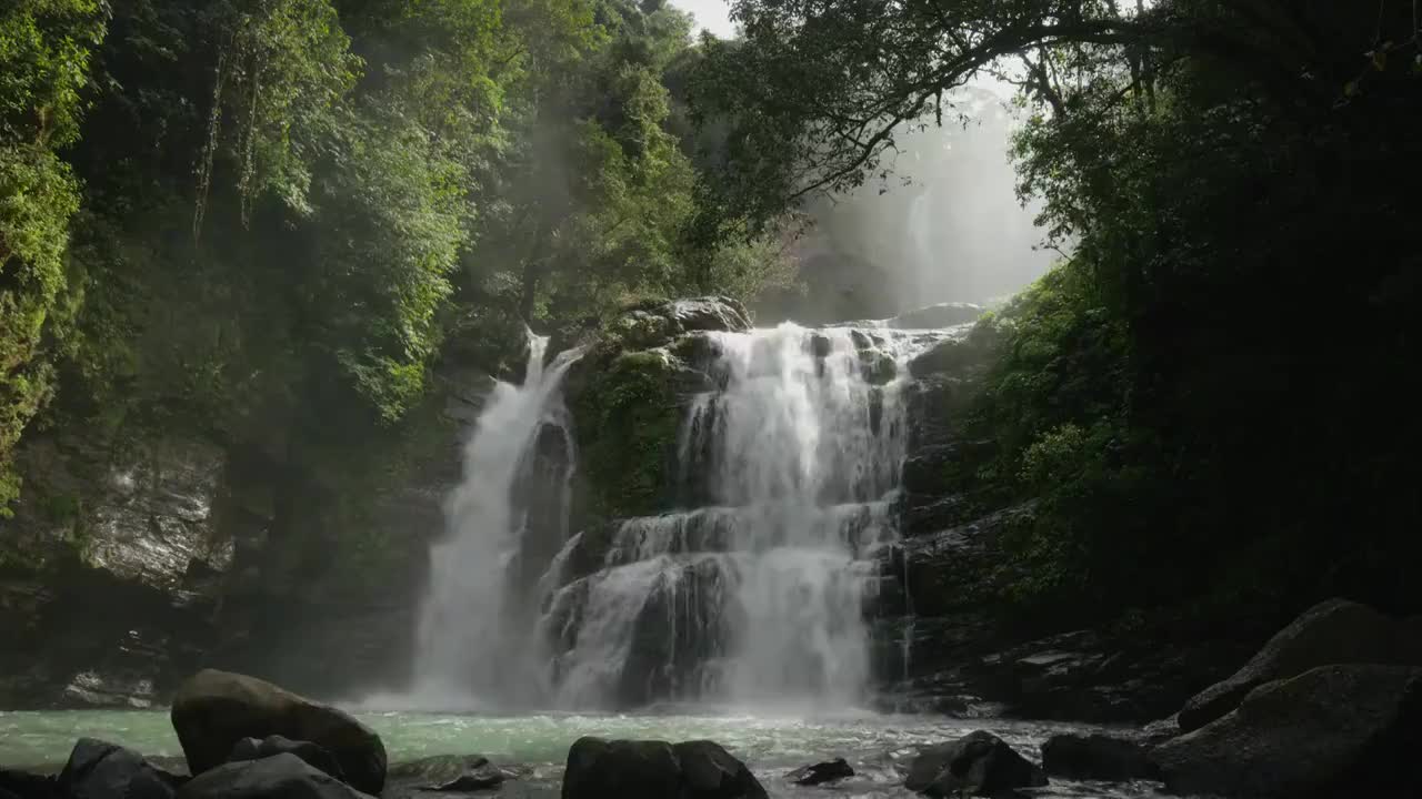 宽慢动作拍摄瀑布和河流在热带雨林/圣胡安娜，哥斯达黎加视频素材