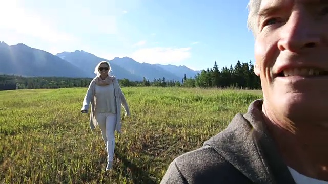 成熟的情侣走过高山草地，日出视频素材
