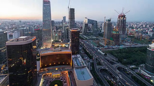 时间推移-北京CBD区域鸟瞰图，白天到夜晚的过渡(WS HA缩小)视频素材