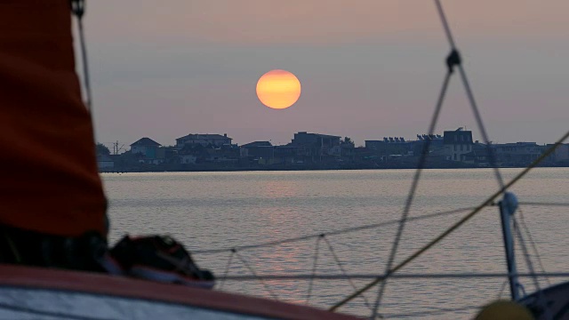 日落通过索具运动船在码头视频素材