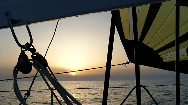 日落时分的帆船比赛视频素材