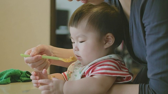 日本婴儿用勺子吃婴儿食品。视频下载