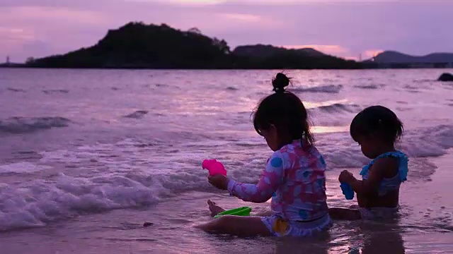 两个女孩在海滩上玩耍视频素材