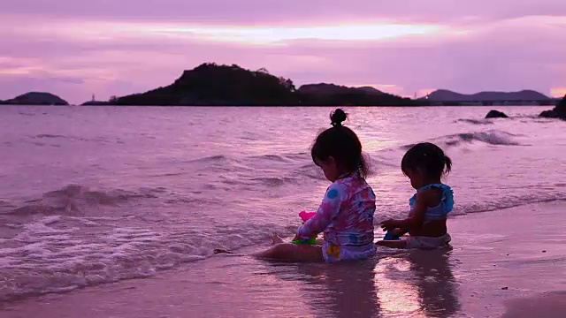 两个女孩在海滩上玩耍视频素材