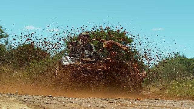 护林员巡逻车泥浆溅在慢镜头-南非视频素材