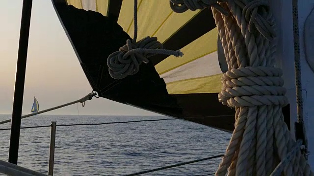 帆船比赛的日落视频素材