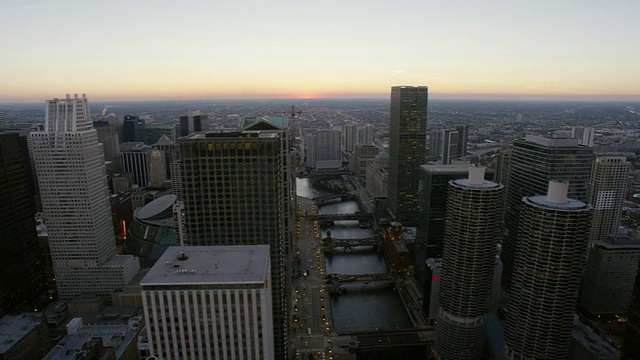 日落时分，城市里有道路和桥梁的摩天大楼视频素材