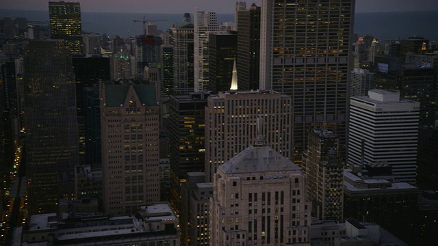WS POV芝加哥贸易委员会大楼和摩天大楼在城市视频素材