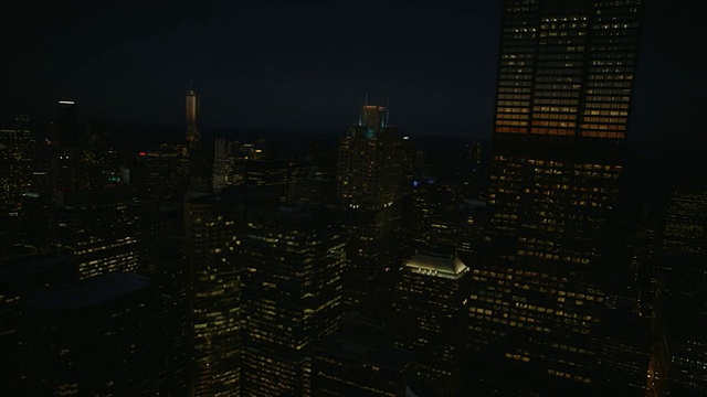 WS POV夜晚的城市景观视频素材