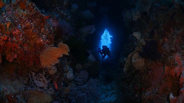 潜水员在洞穴中游泳视频素材