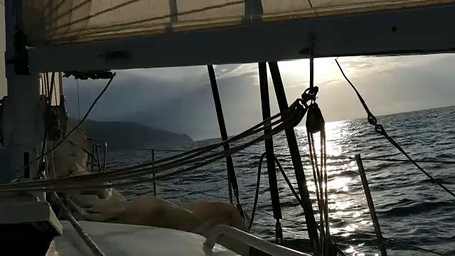 从帆船上看到的日出视频素材