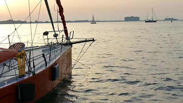 透过帆船的帆索，日出在海岸上视频素材