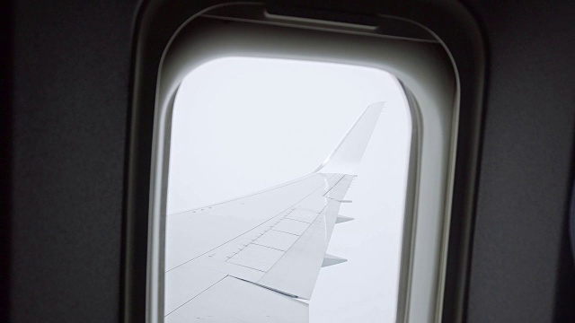 遇到气流时从飞机窗口观看视频下载