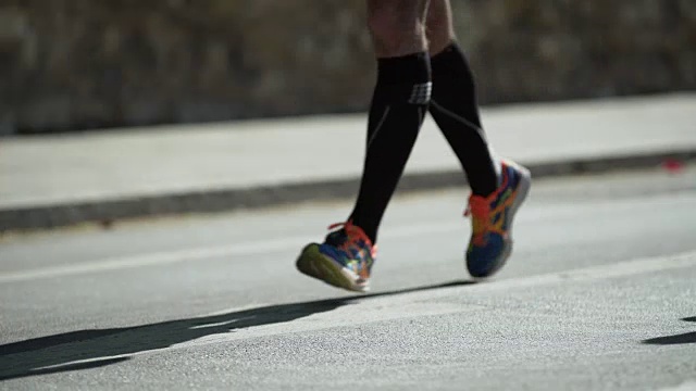 城市马拉松运动员背光(4K/超高清)视频素材